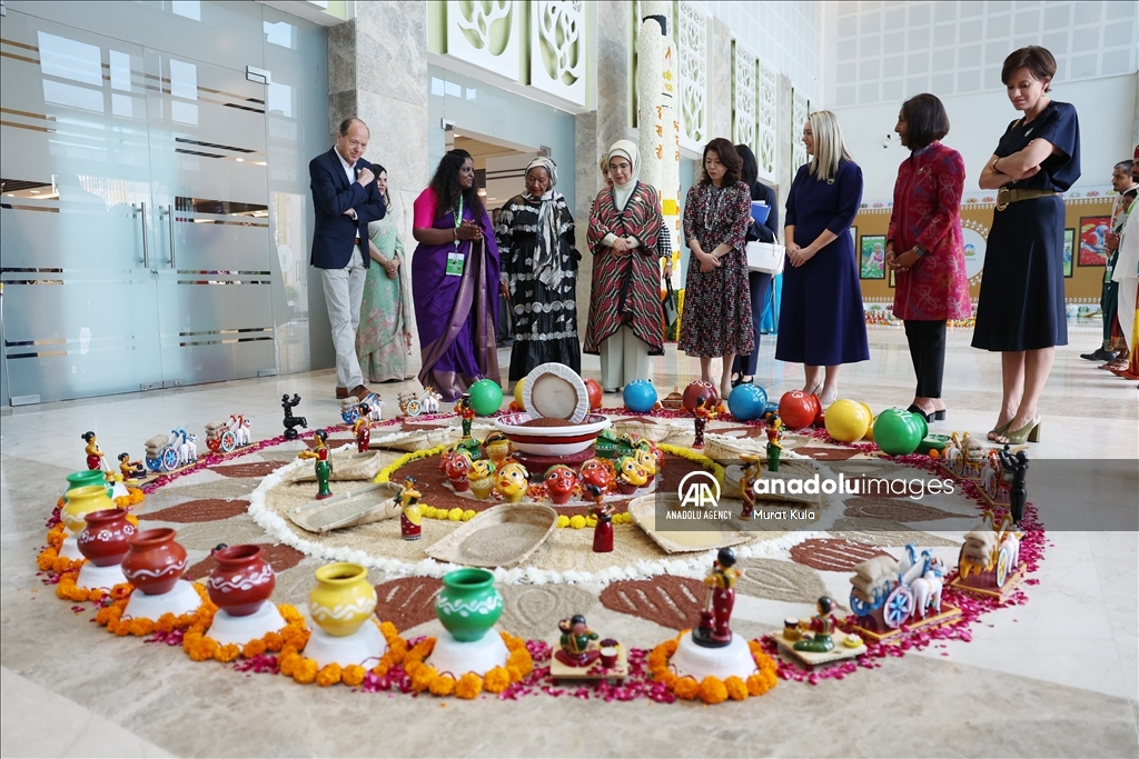 زوجات قادة "العشرين" يزرن معهد البحوث الزراعية بالهند