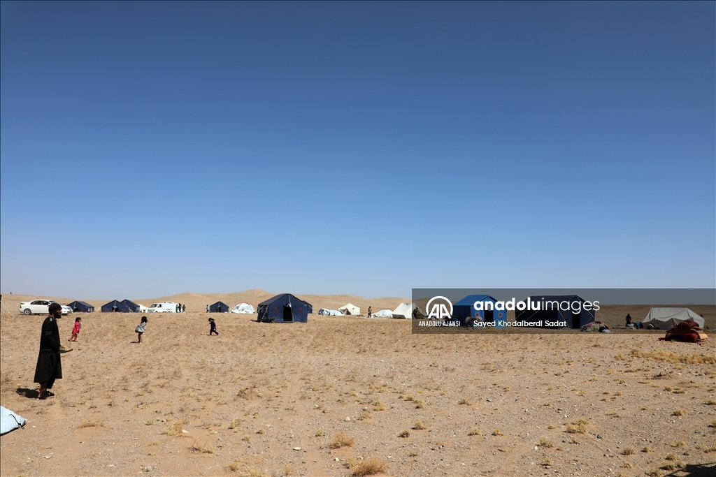 Afgan depremzedeler yokluk içinde yas tutuyor