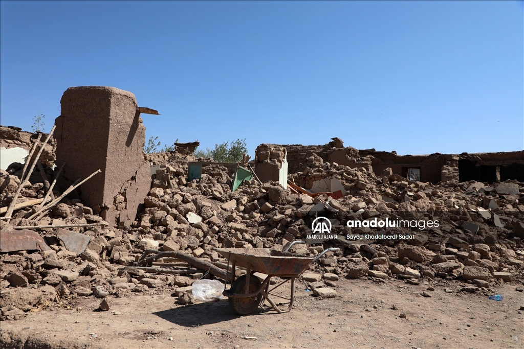 Afgan depremzedeler yokluk içinde yas tutuyor