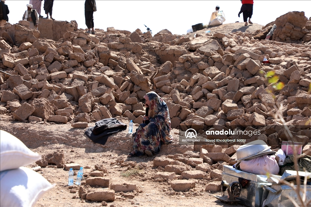 Afgan depremzedeler yokluk içinde yas tutuyor