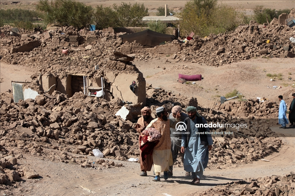 Afgan depremzedeler yokluk içinde yas tutuyor