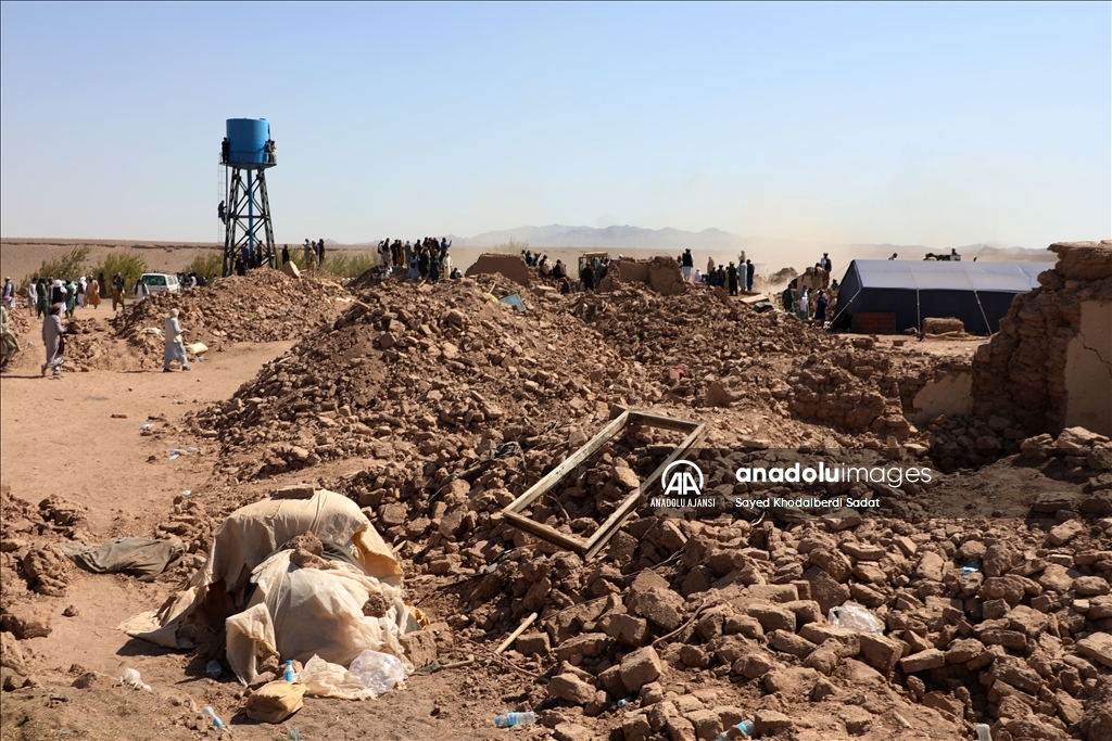 Afgan depremzedeler yokluk içinde yas tutuyor
