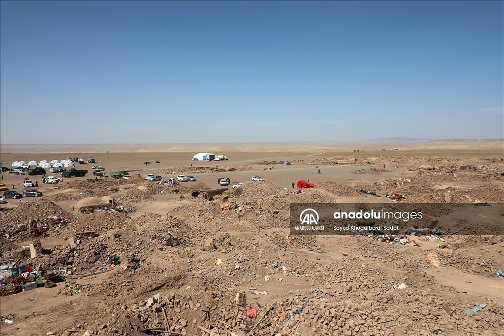 Afgan depremzedeler yokluk içinde yas tutuyor