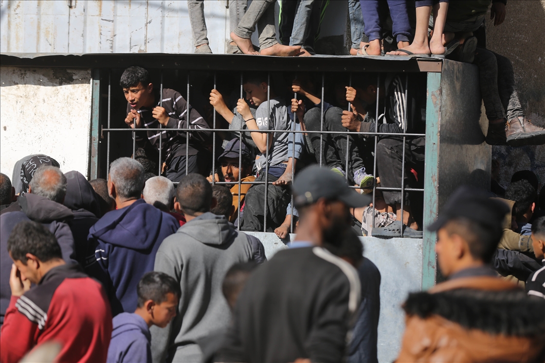 Gazzeliler ekmek alabilmek için saatlerce fırınların önünde bekliyor