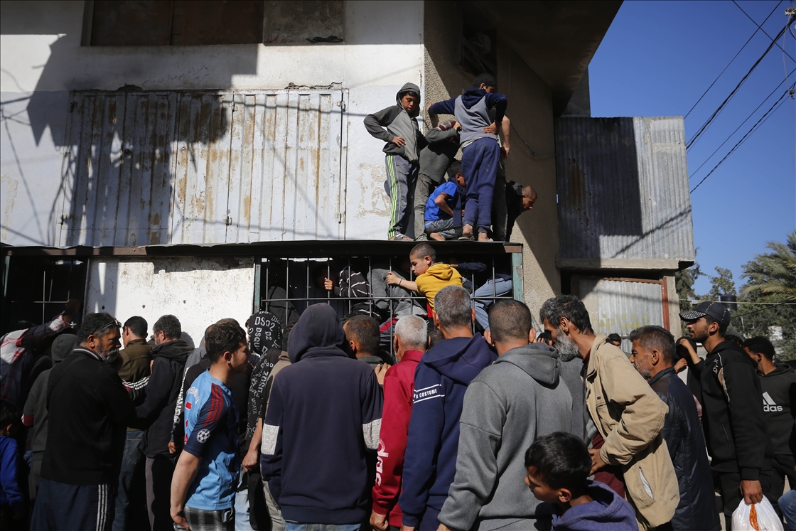 Gazzeliler ekmek alabilmek için saatlerce fırınların önünde bekliyor