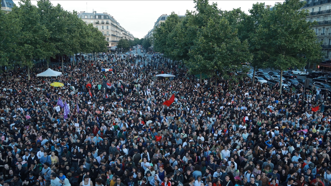 Fransa erken genel seçimlerinde sandıktan sol ittifakı birinci çıktı