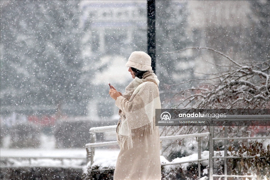 Erzurum'da kar yağışı etkisini sürdürüyor