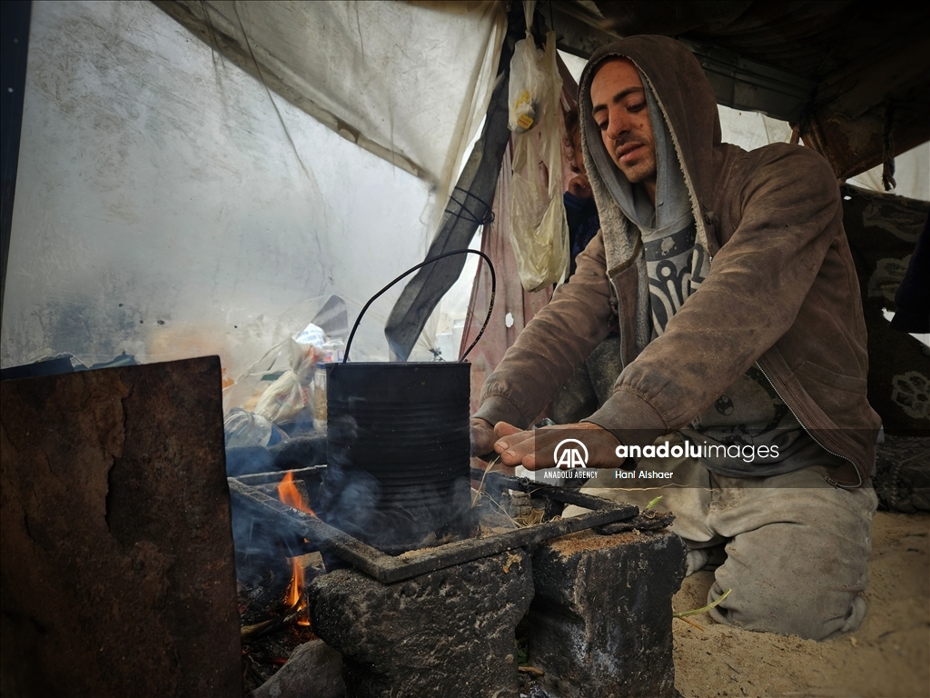 قذائف وأمطار بسماء غزة.. الخيام تغرق والنازحون يرتعشون بردا