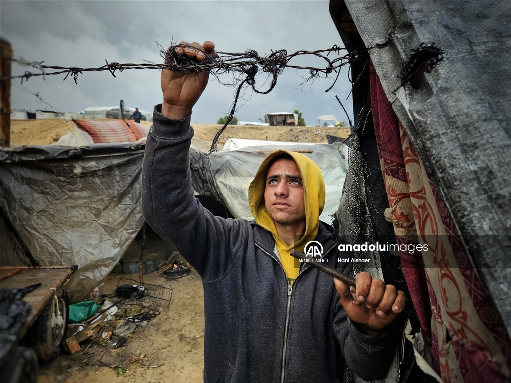 قذائف وأمطار بسماء غزة.. الخيام تغرق والنازحون يرتعشون بردا