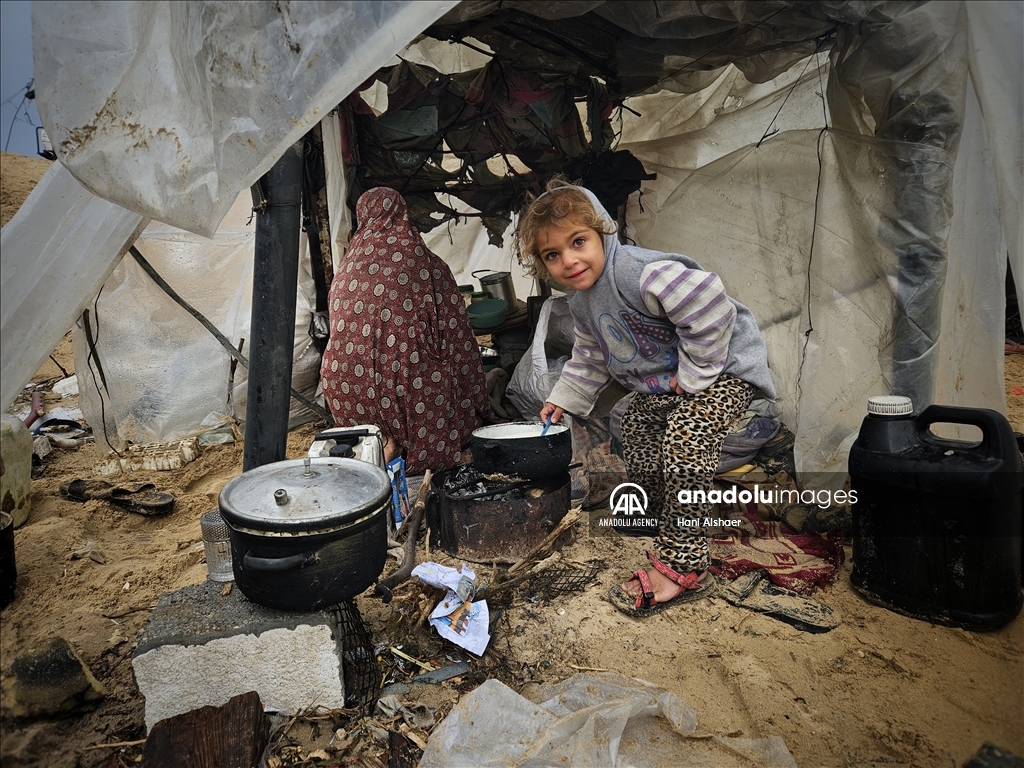 قذائف وأمطار بسماء غزة.. الخيام تغرق والنازحون يرتعشون بردا