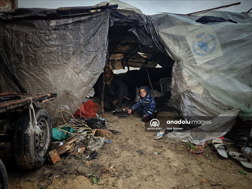 قذائف وأمطار بسماء غزة.. الخيام تغرق والنازحون يرتعشون بردا