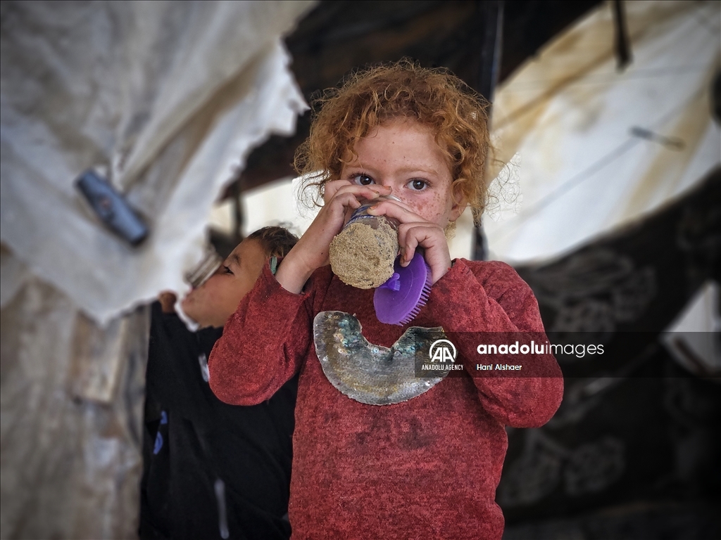 قذائف وأمطار بسماء غزة.. الخيام تغرق والنازحون يرتعشون بردا