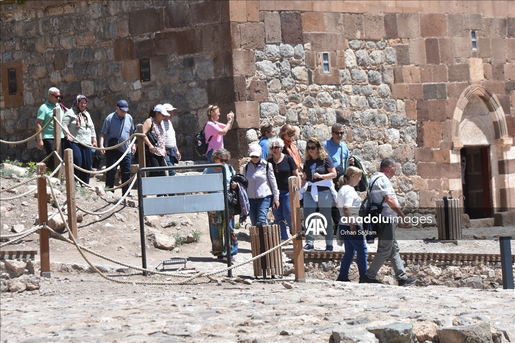 Остров Акдамар на озере Ван привлекает туристов историей и красотой природы