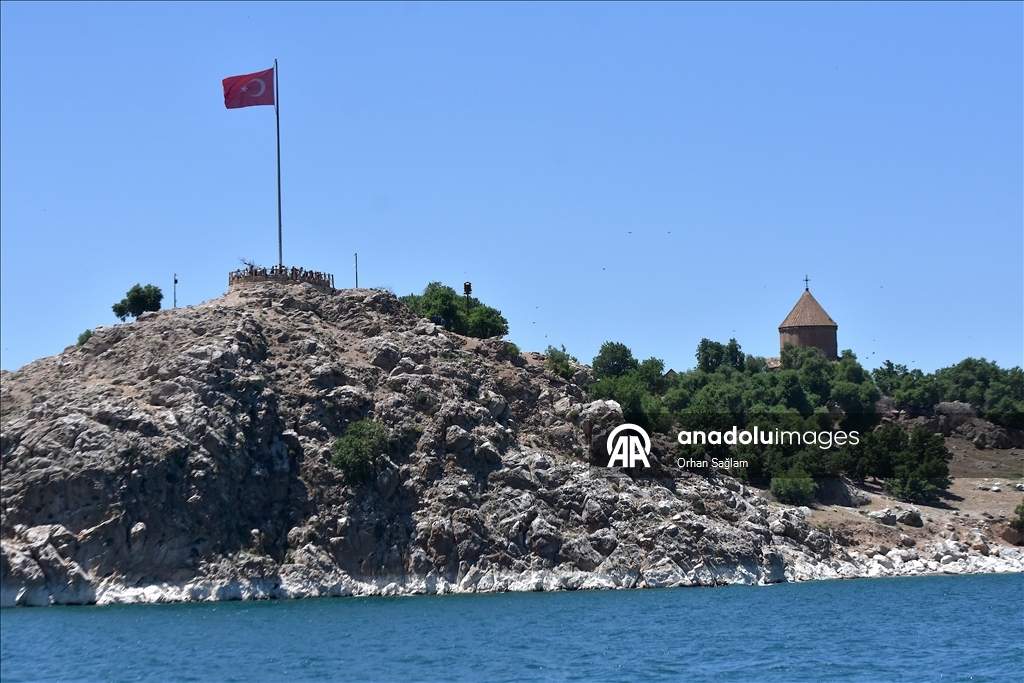 Остров Акдамар на озере Ван привлекает туристов историей и красотой природы