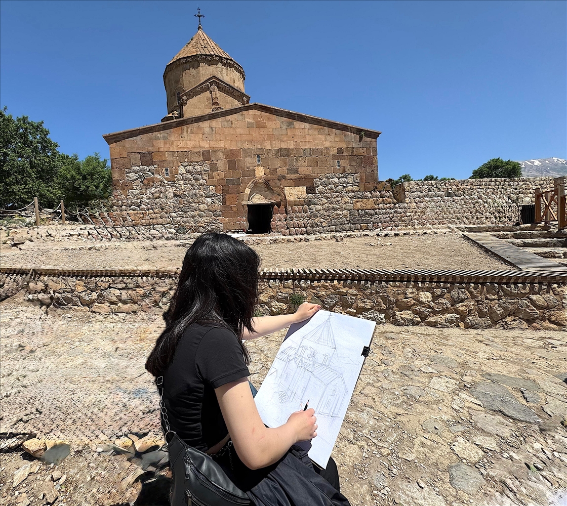 Остров Акдамар на озере Ван привлекает туристов историей и красотой природы