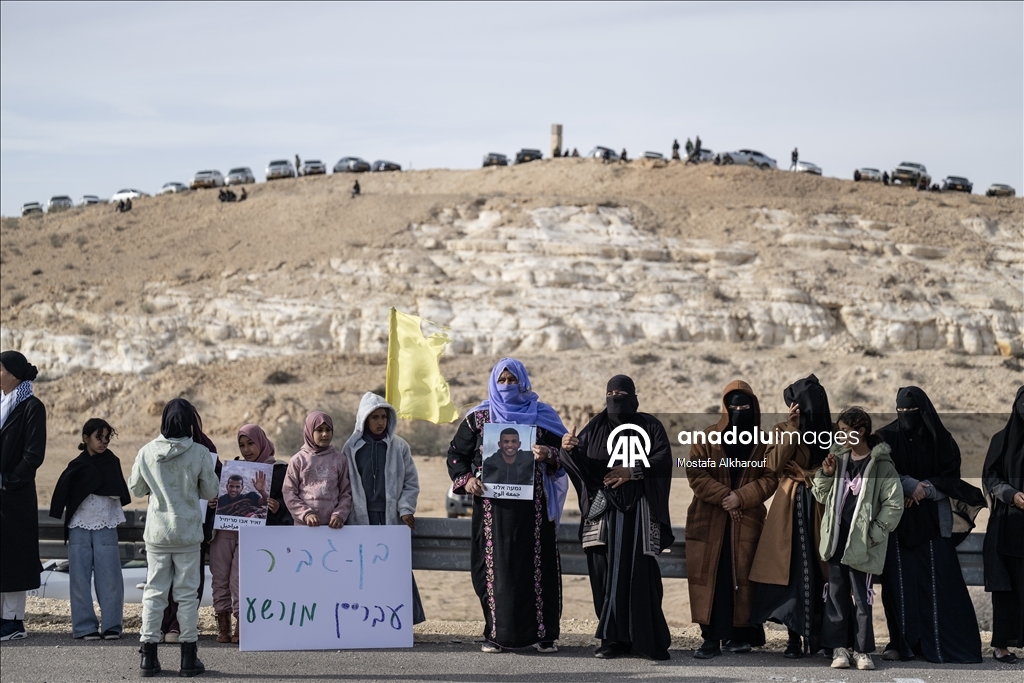 فلسطينيو الداخل يتظاهرون بالنقب تنديدا بقتل مستوطن أحد أبنائهم