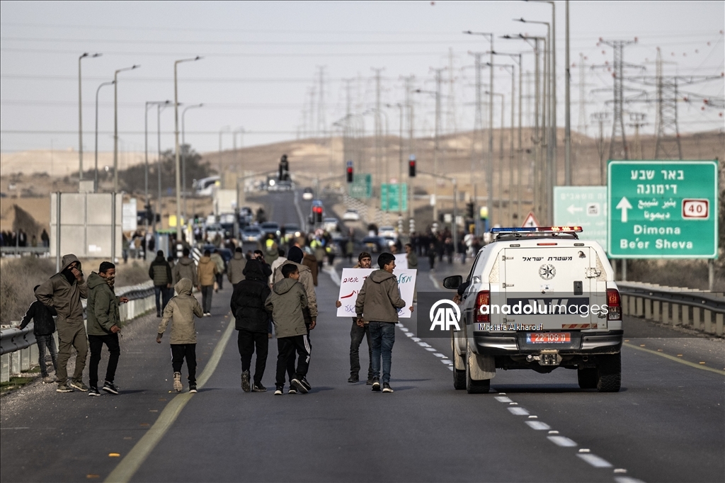 فلسطينيو الداخل يتظاهرون بالنقب تنديدا بقتل مستوطن أحد أبنائهم