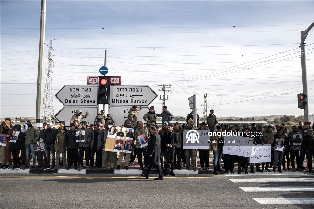 فلسطينيو الداخل يتظاهرون بالنقب تنديدا بقتل مستوطن أحد أبنائهم