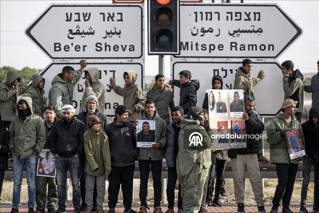 فلسطينيو الداخل يتظاهرون بالنقب تنديدا بقتل مستوطن أحد أبنائهم