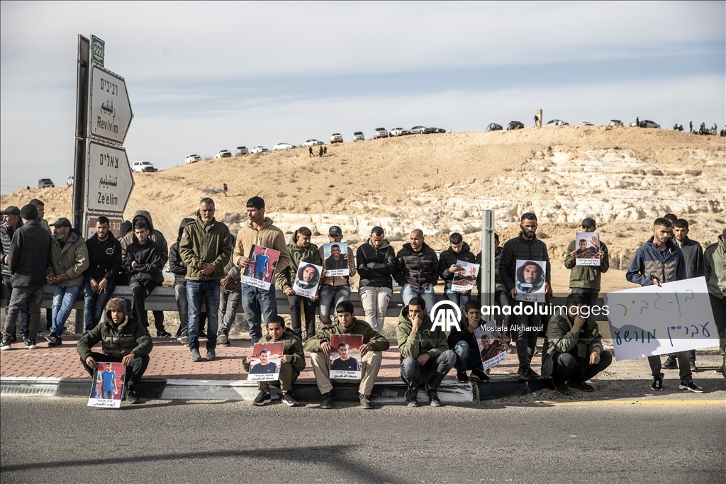 فلسطينيو الداخل يتظاهرون بالنقب تنديدا بقتل مستوطن أحد أبنائهم