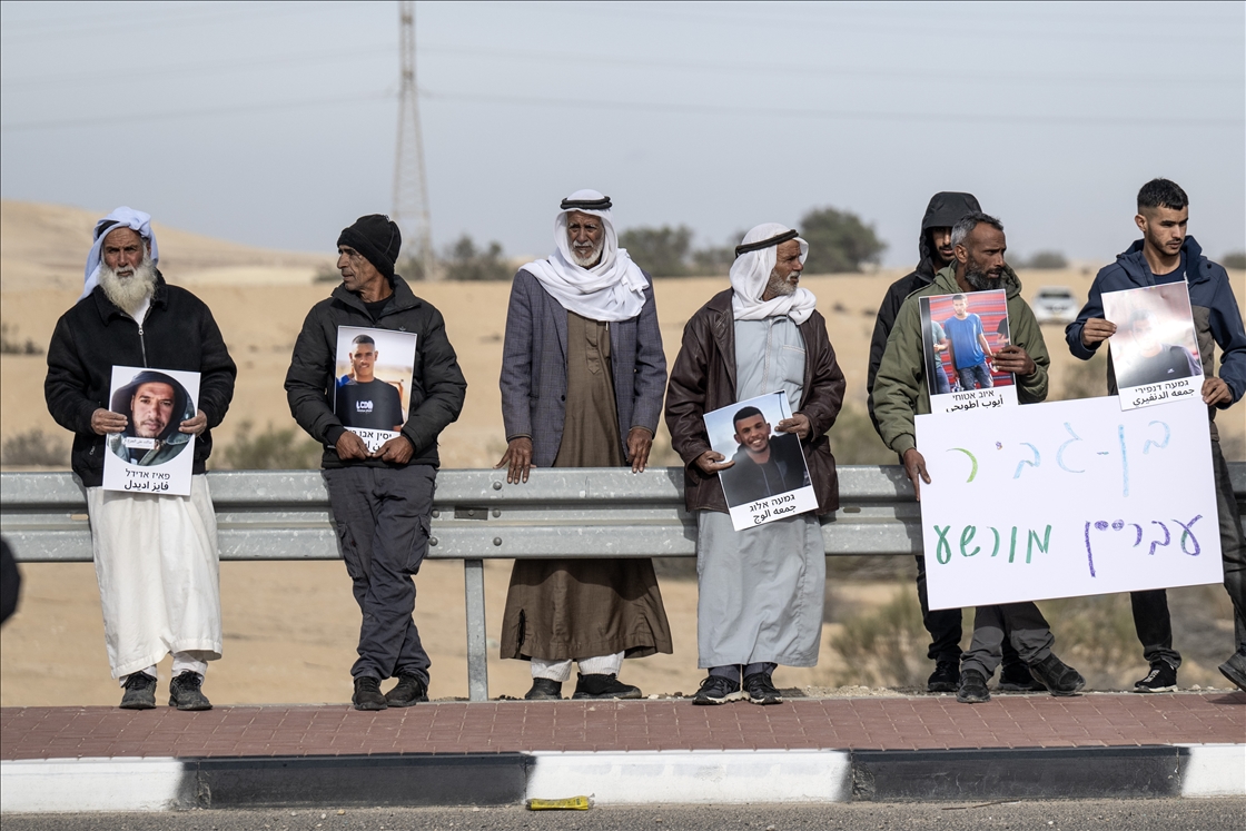 فلسطينيو الداخل يتظاهرون بالنقب تنديدا بقتل مستوطن أحد أبنائهم