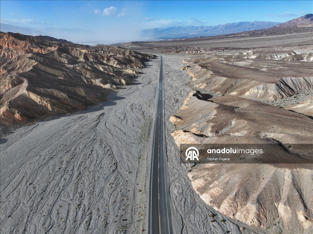 Death Valley'deki Zabriskie Point'te jeolojik arazi şekilleri havadan ...