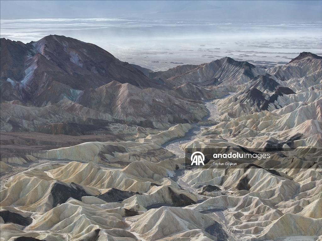 Death Valley'deki Zabriskie Point'te jeolojik arazi şekilleri havadan ...