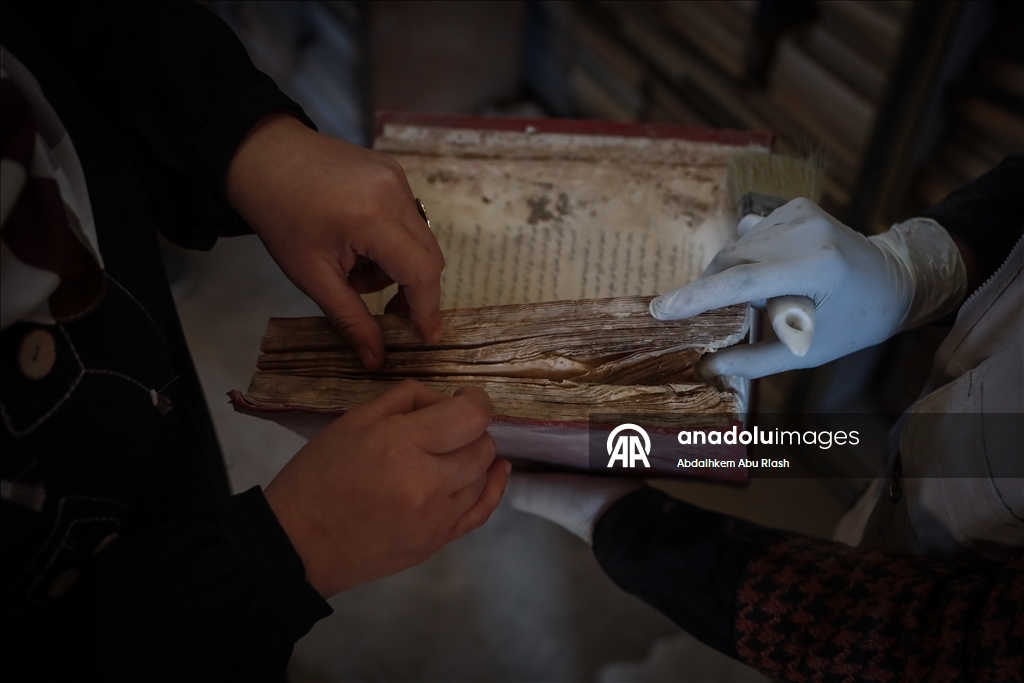 Gazze’de Büyük Ömeri Camii Kütüphanesi’nde hasar gören eserler kurtarılıyor