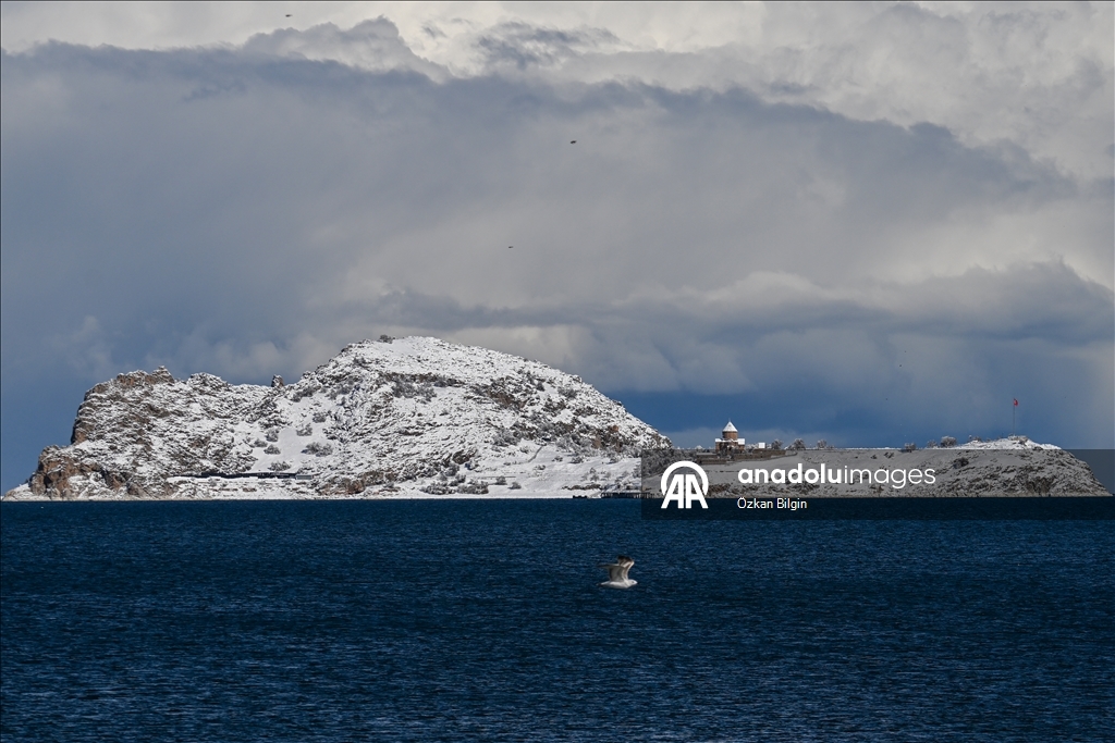 Akdamar Adası beyaza büründü