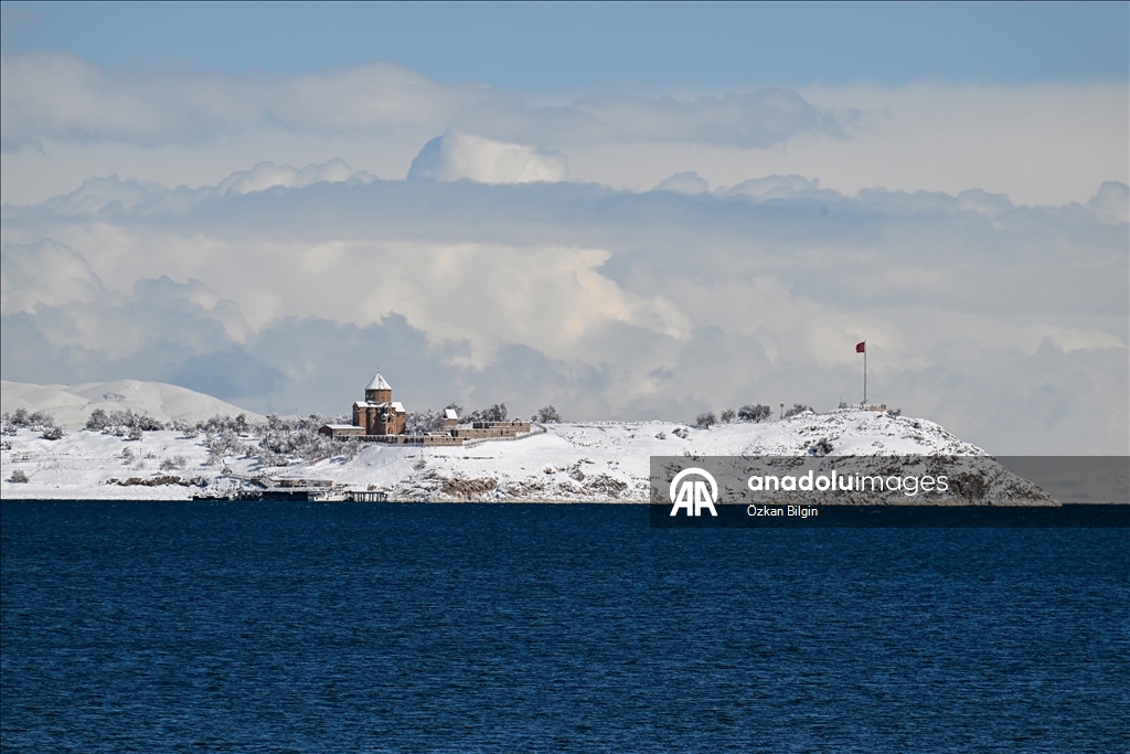 Akdamar Adası beyaza büründü
