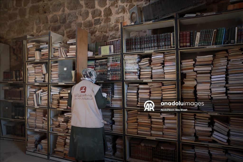 Gazze’de Büyük Ömeri Camii Kütüphanesi’nde hasar gören eserler kurtarılıyor