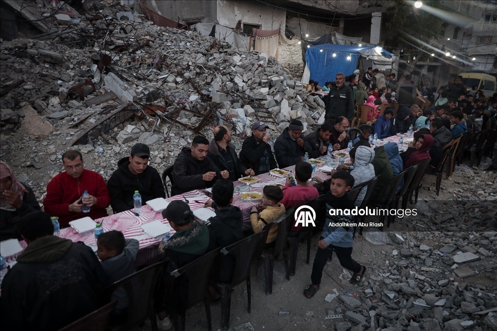 Gazze'de toplu iftar programı düzenlendi