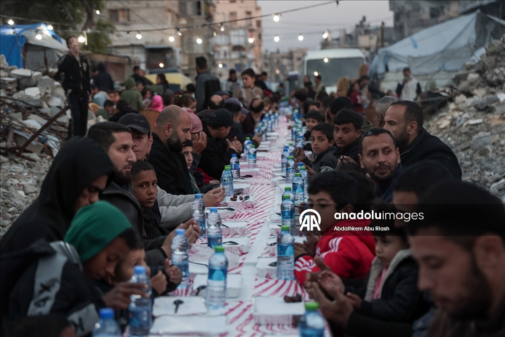 Gazze'de toplu iftar programı düzenlendi