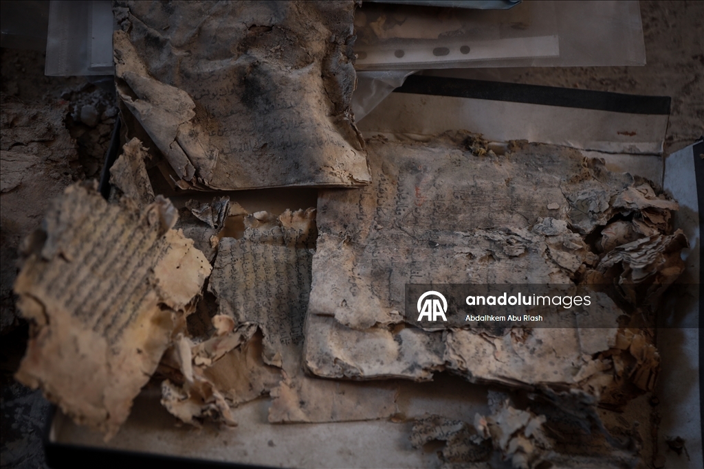 Gazze’de Büyük Ömeri Camii Kütüphanesi’nde hasar gören eserler kurtarılıyor