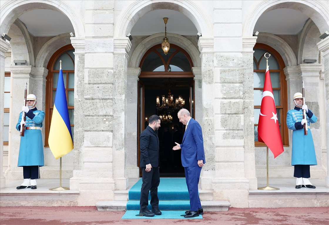 Cumhurbaşkanı Erdoğan, Ukrayna Devlet Başkanı Zelenskiy'i resmi törenle karşıladı