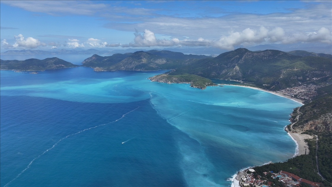 Fethiye'de sağanak sonrası Ölüdeniz turkuaz renge büründü