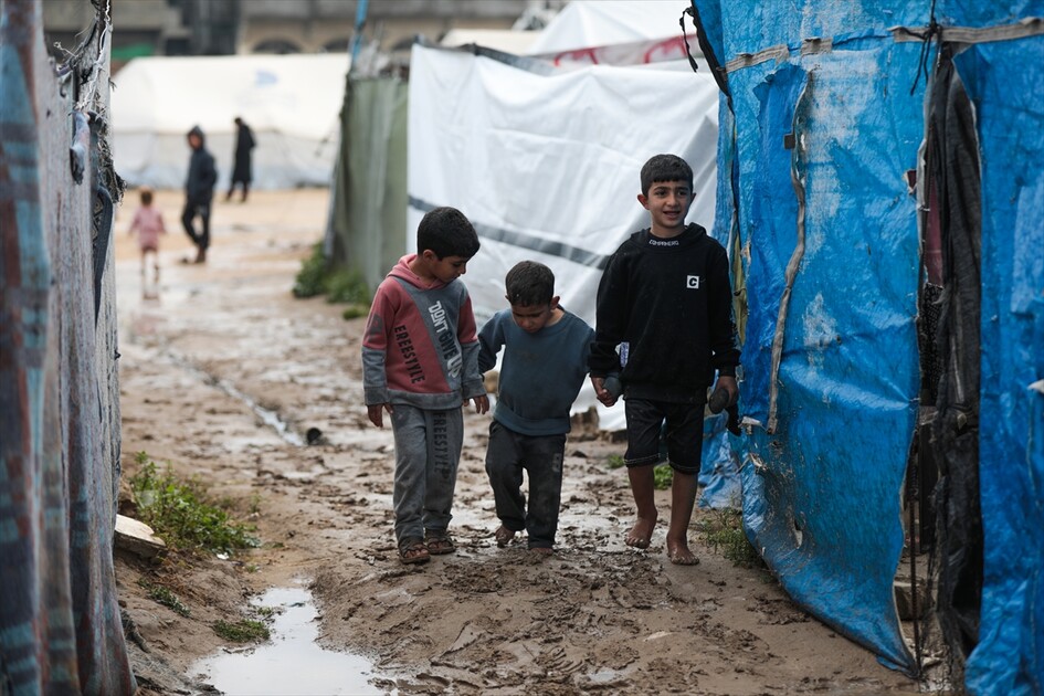 غزة - أمطار غزيرة تُغرق الطرقات وخيام النازحين الفلسطينيين