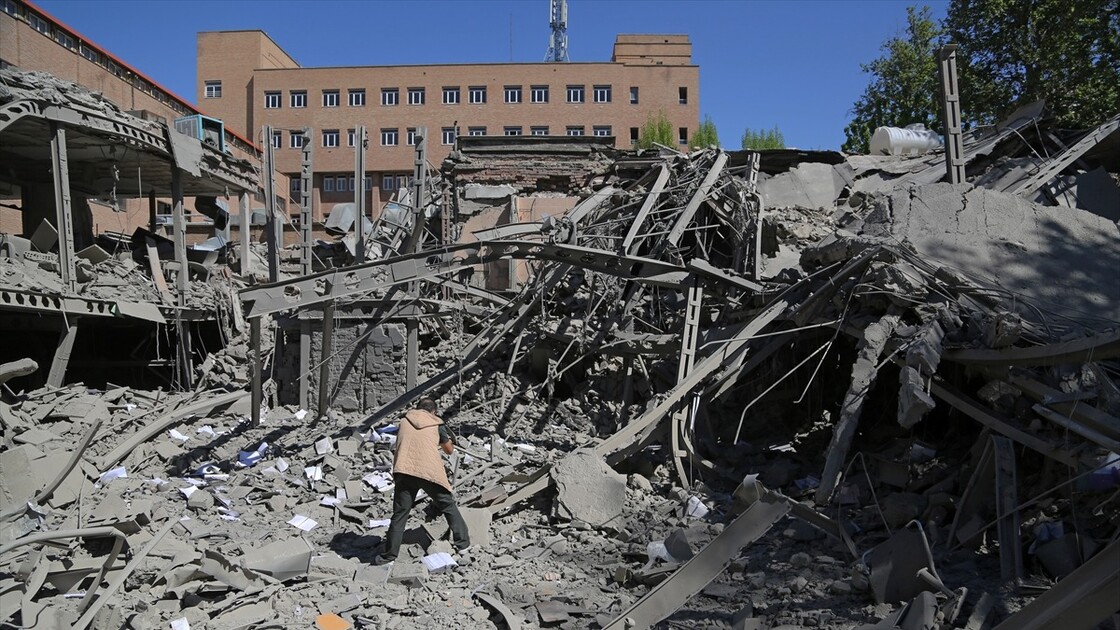AA ekibi, ABD-İsrail'in hedef aldığı Tahran'daki Şerif Teknoloji Üniversitesi'ni görüntüledi