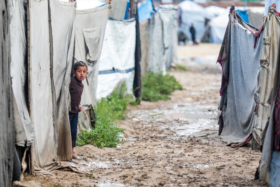 غزة - أمطار غزيرة تُغرق الطرقات وخيام النازحين الفلسطينيين