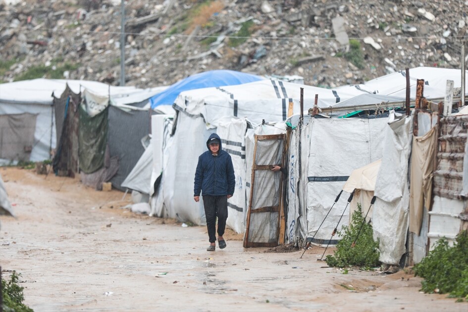 غزة - أمطار غزيرة تُغرق الطرقات وخيام النازحين الفلسطينيين