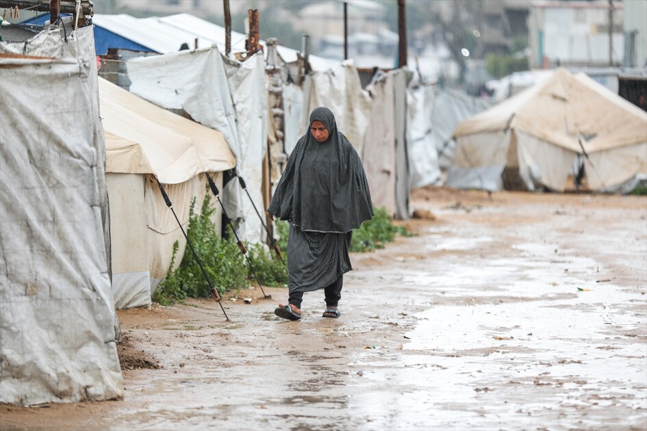 غزة - أمطار غزيرة تُغرق الطرقات وخيام النازحين الفلسطينيين