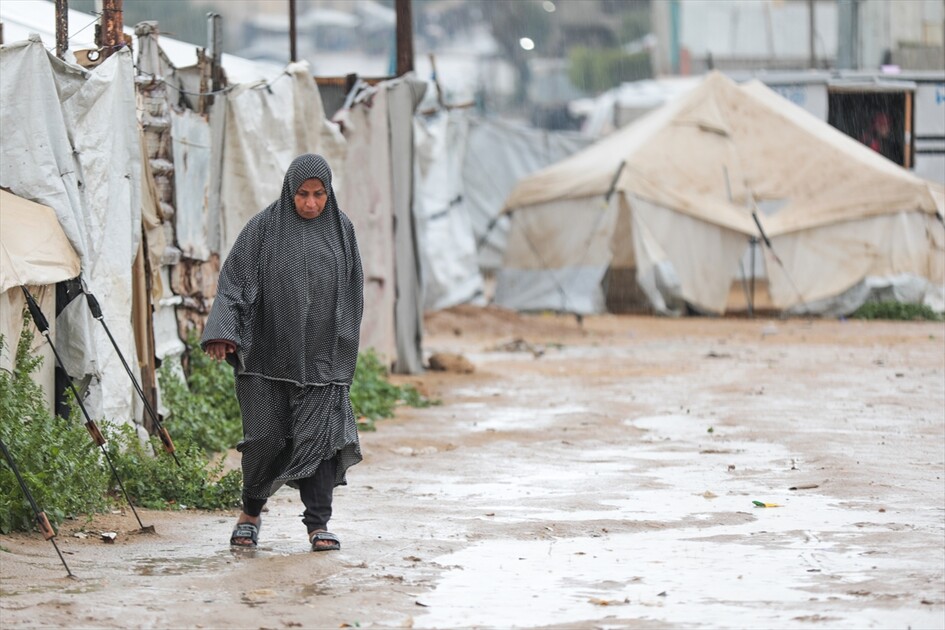 غزة - أمطار غزيرة تُغرق الطرقات وخيام النازحين الفلسطينيين