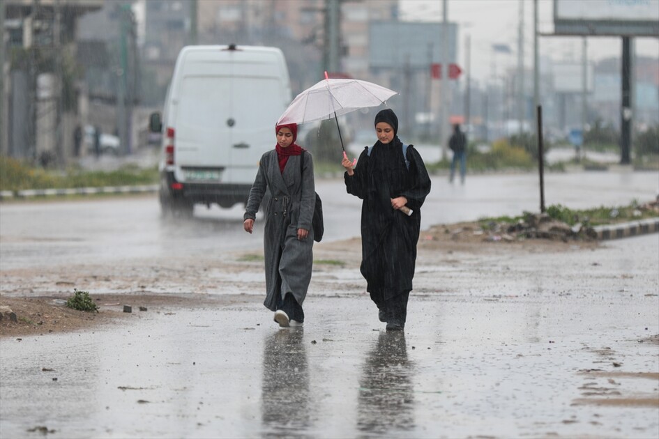 غزة - أمطار غزيرة تُغرق الطرقات وخيام النازحين الفلسطينيين