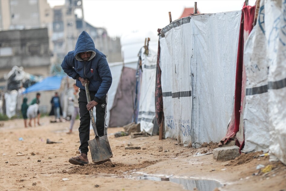 غزة - أمطار غزيرة تُغرق الطرقات وخيام النازحين الفلسطينيين