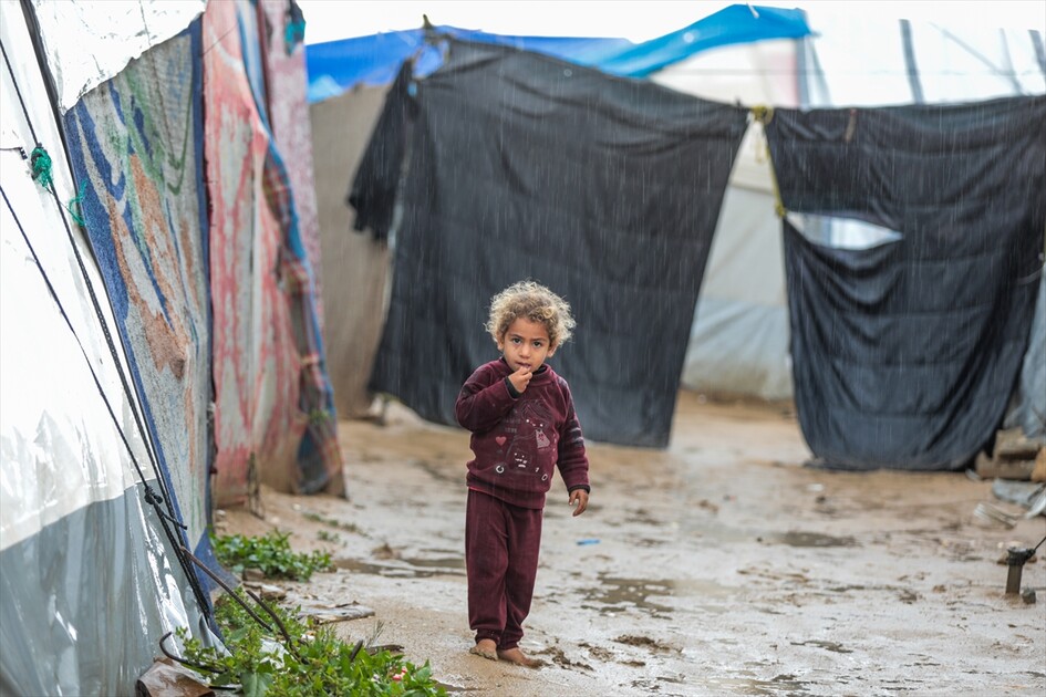 غزة - أمطار غزيرة تُغرق الطرقات وخيام النازحين الفلسطينيين