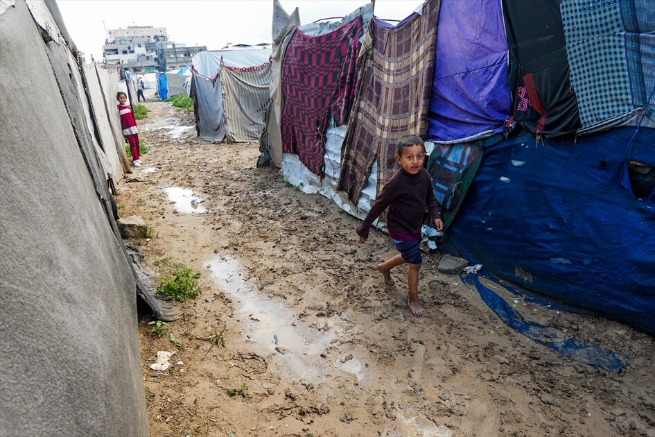 غزة - أمطار غزيرة تُغرق الطرقات وخيام النازحين الفلسطينيين