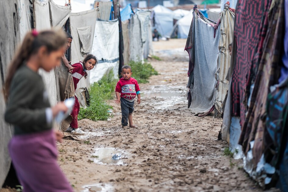 غزة - أمطار غزيرة تُغرق الطرقات وخيام النازحين الفلسطينيين