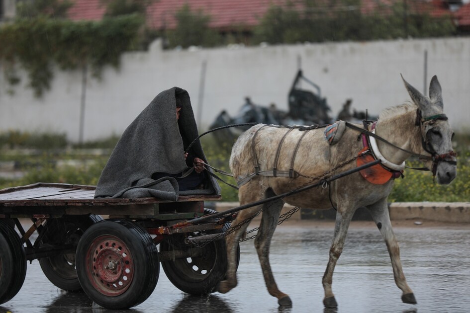 غزة - أمطار غزيرة تُغرق الطرقات وخيام النازحين الفلسطينيين