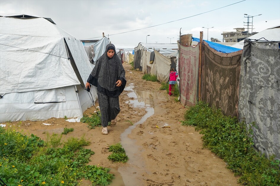 غزة - أمطار غزيرة تُغرق الطرقات وخيام النازحين الفلسطينيين