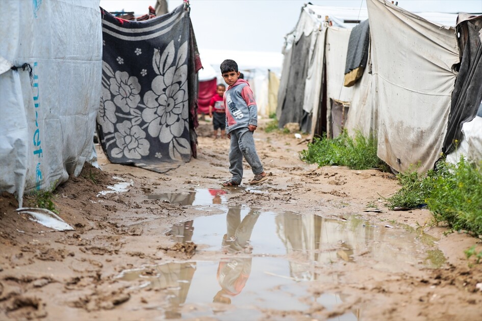 غزة - أمطار غزيرة تُغرق الطرقات وخيام النازحين الفلسطينيين